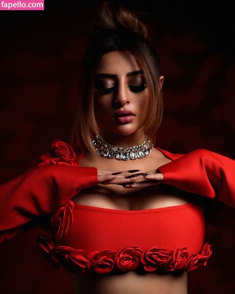 Avneet Kaur model hd photo