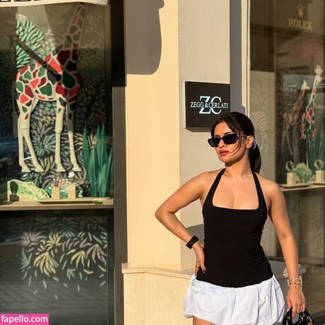 Avneet Kaur beautiful actress pics