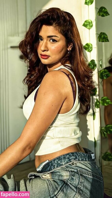 Avneet Kaur model nude pictures