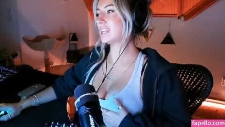 Honeyxxo sexy pornstar gallery