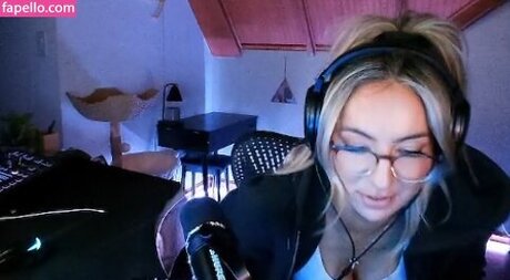 Honeyxxo star hot pictures