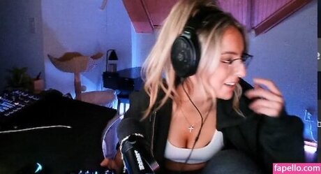 Honeyxxo top pornstar pictures