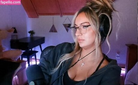 Honeyxxo hot model galleries