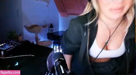 Honeyxxo sexy model pic