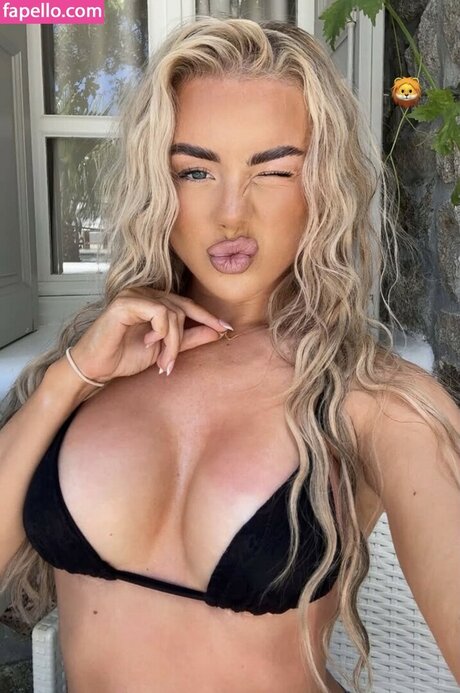 Holl Elizabeth star art pics