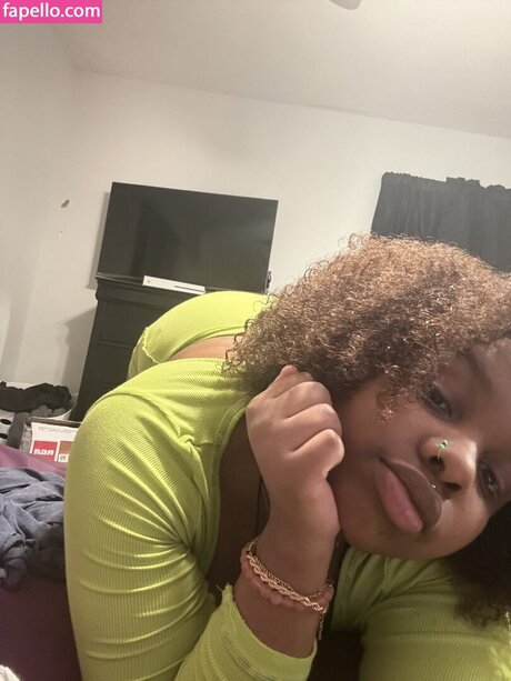 PeachSlurpee naked model image