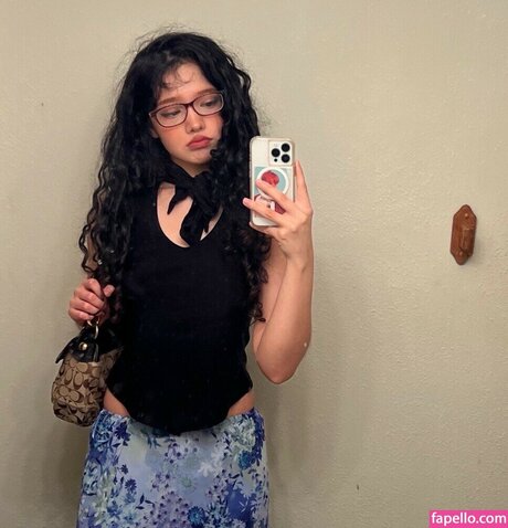 Outrovero nudes actress pic