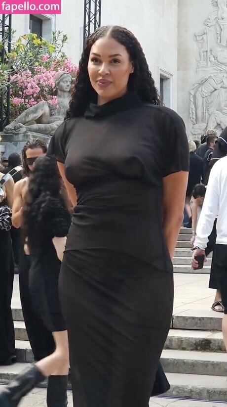 Liz Cambage erotic star pic