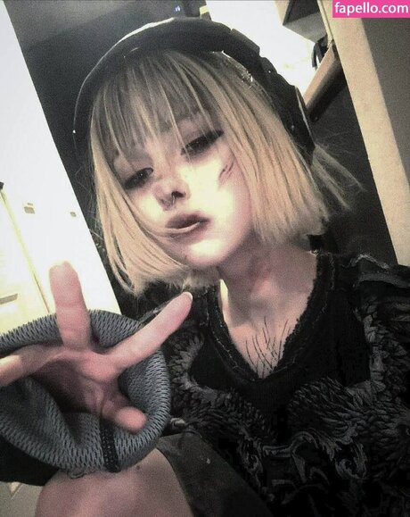 Paradoxy model exclusive pics