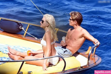 waitress onlyfans art nude images