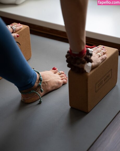 Eva Shik sexy actress gallery