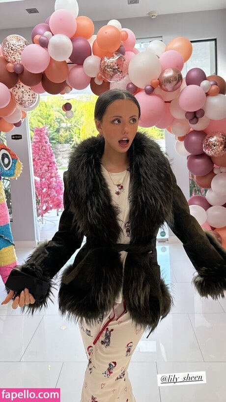 Lily Mo Sheen sexy model photo