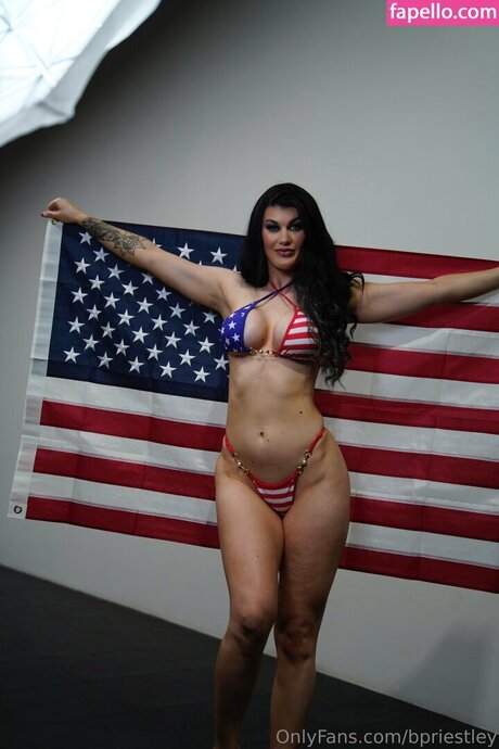 Bea Priestley star sexy photo