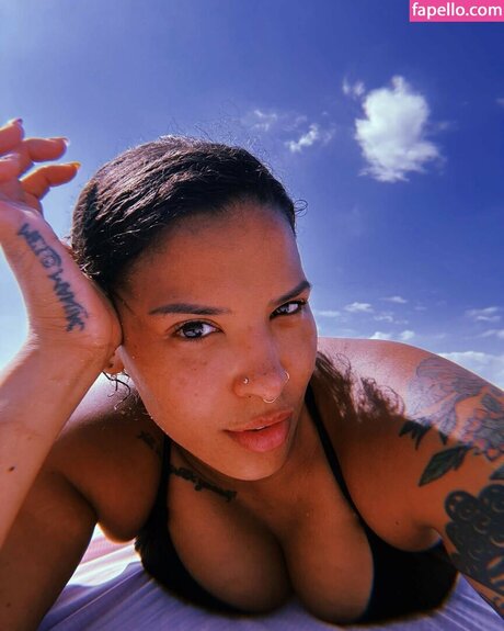 Willow Nightingale top star pic