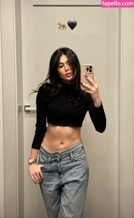 Roxie W giel nudes model pics