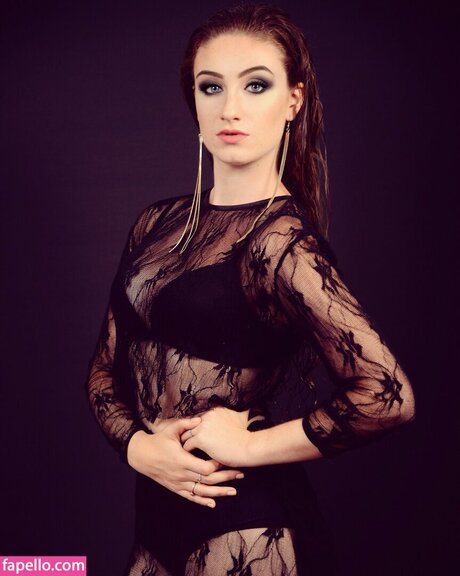 Amber Doig porn model picture