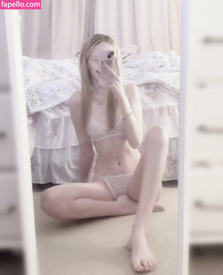 evieleafie model hot pics