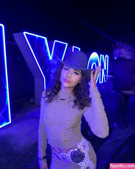 prymrr erotic model img