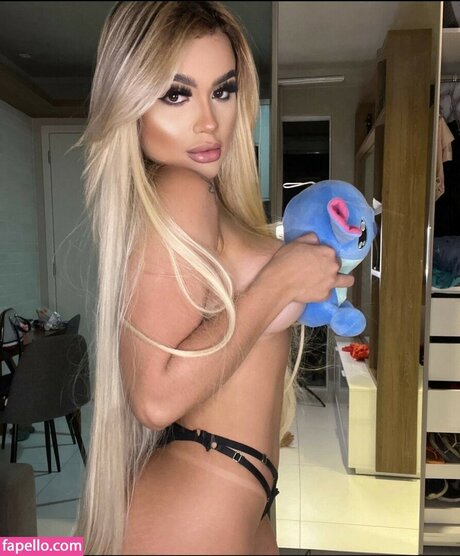 Debora Julia hot star image