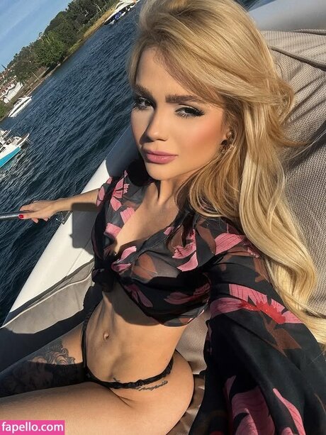 Debora Julia art model pics