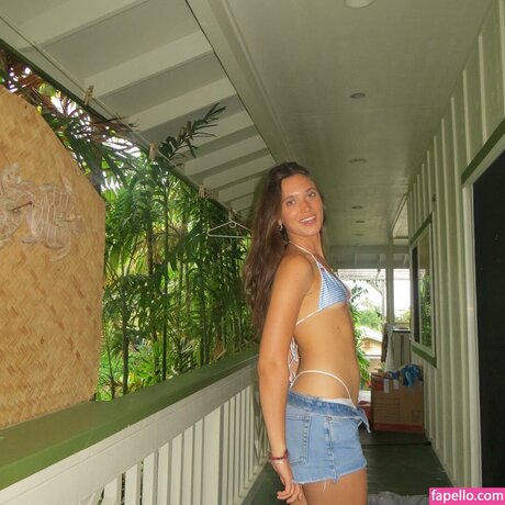 Hannah Meloche nude model galleries