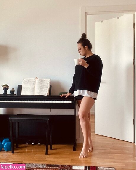 feyzakball model pornographic picture