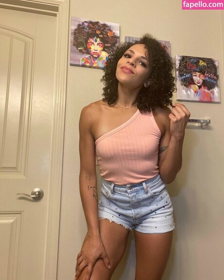 Amber Reacts model best img