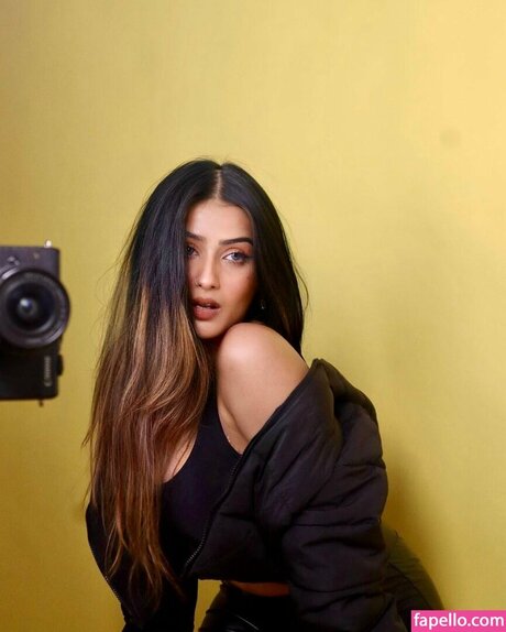 Shambhavi Singh pretty model image