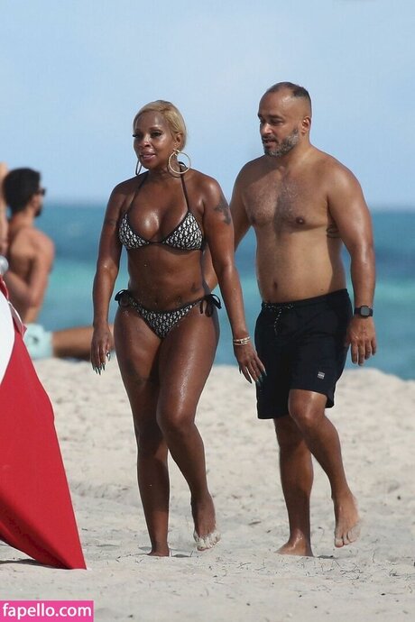 Mary J Blige star exclusive archive