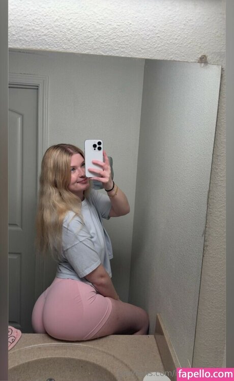 Izzy Nicole pornstar gallery