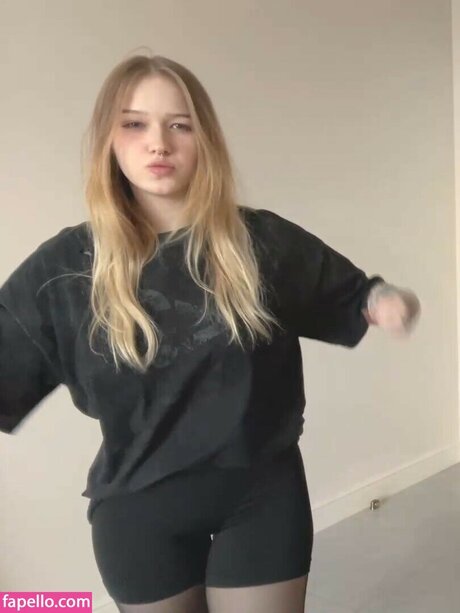 Morphe ya model adult photos