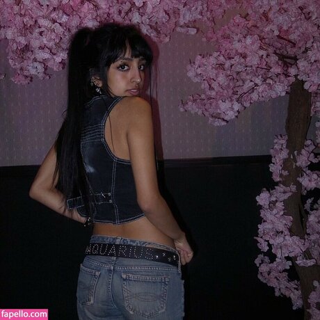 Aislinn Ritchie model nice photo