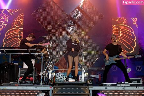 Carolin Niemczyk model exclusive img