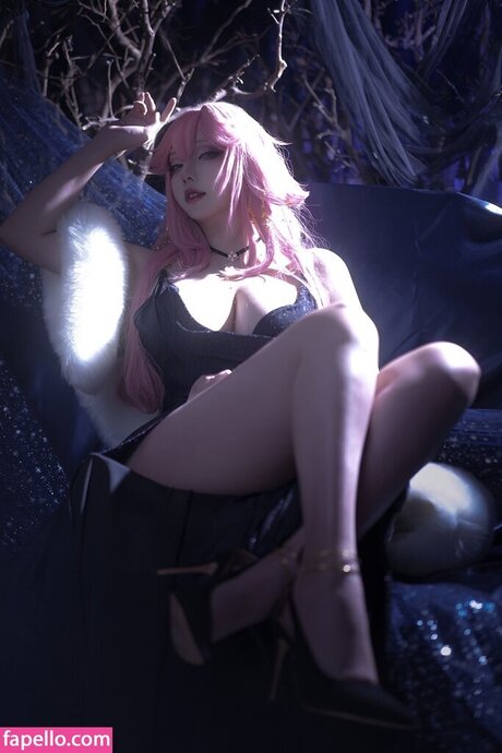 Takoma Yuyi star nude pic