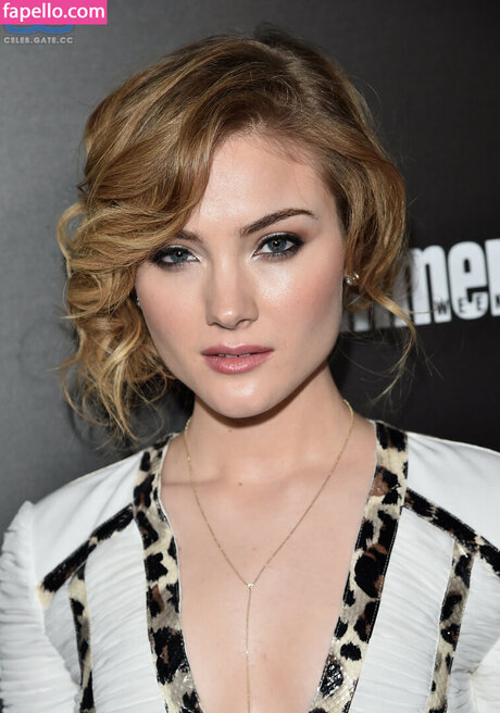 Skyler Samuels model erotic photos