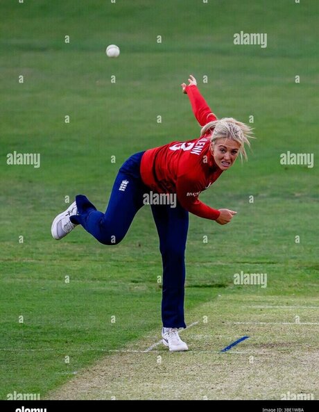 Sarah Glenn naked model image