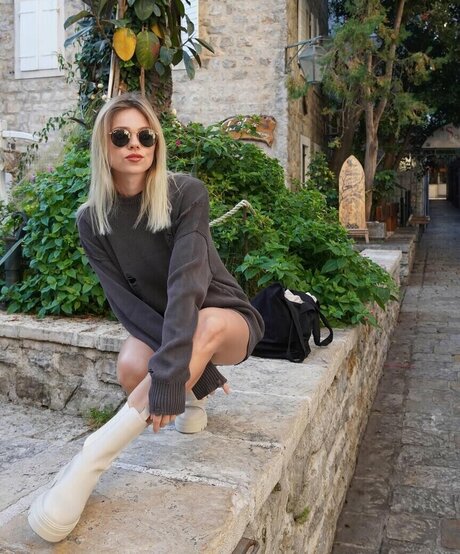 Velvet Tatti model sexy pics