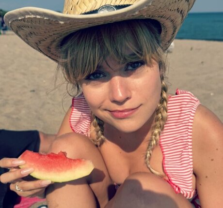 Ella Ballentine pretty model pics