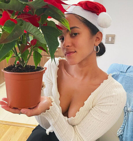 Lou Llobell nude actress img