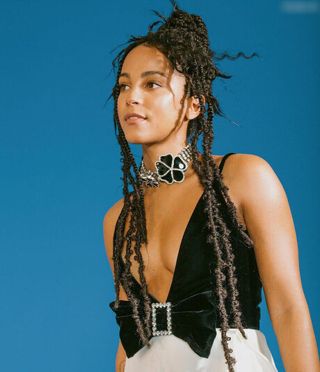 Lou Llobell star art picture