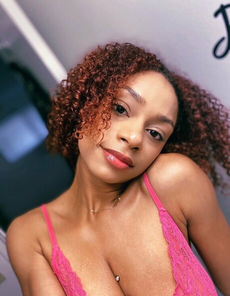 Tpnaomi adult model image