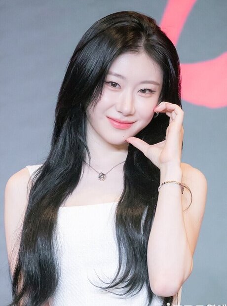 Chaeryeong perfect model picture