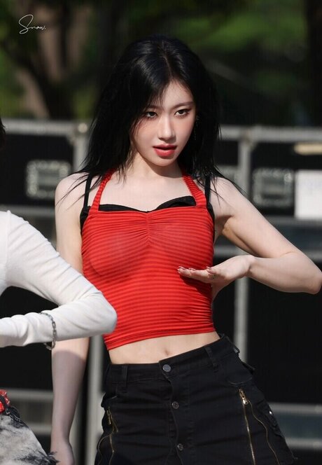 Chaeryeong model free pics