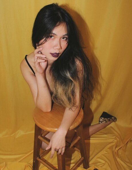 Bessy Q naked pornstar img