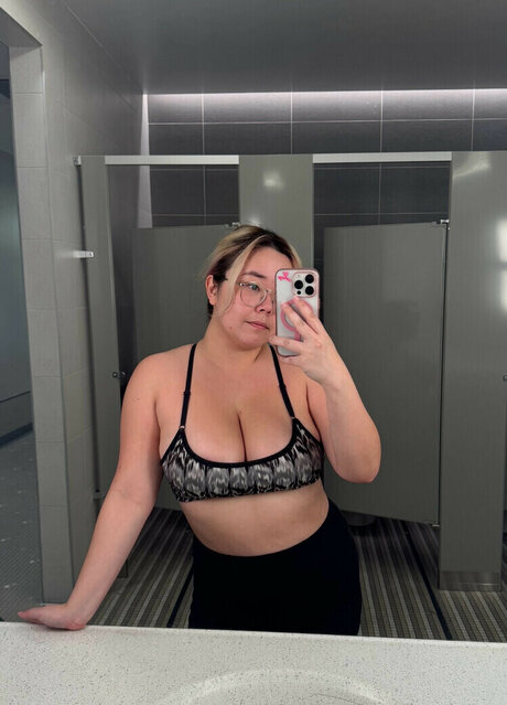 bingsuccino model adult image