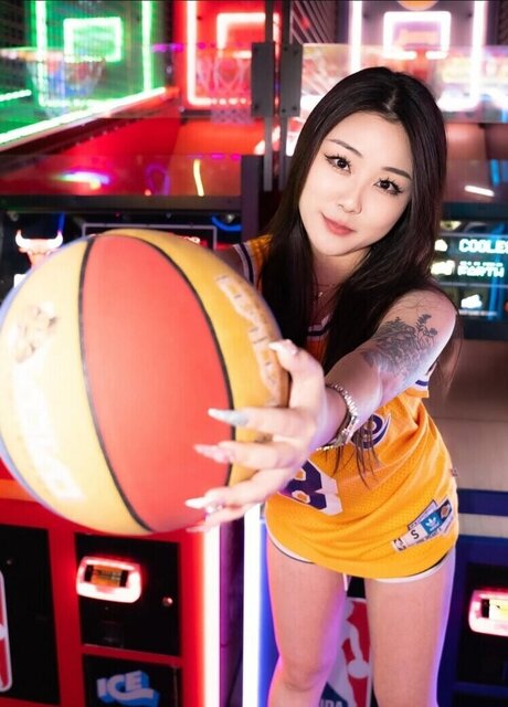 Hanavocado model pornographic image