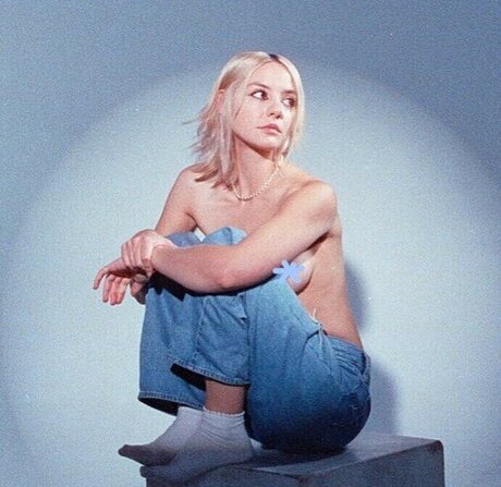 Dora Jar adult model photos