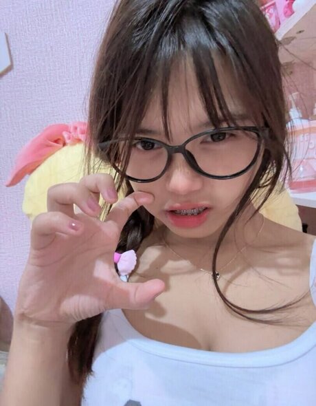 Riska Saputri star sexy pics