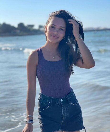 elise cm erotic actress pic