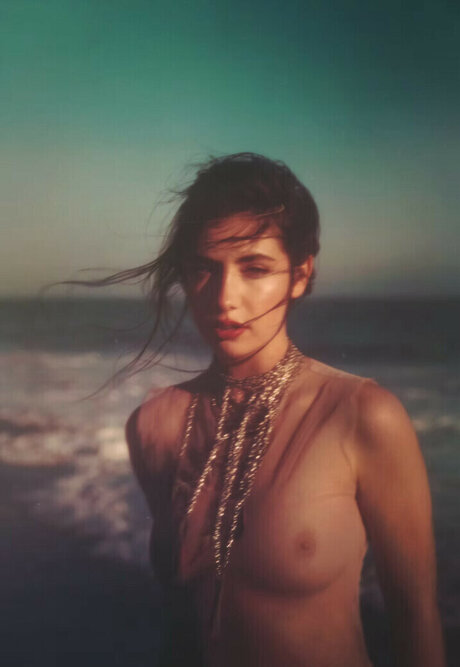 Maud Elena beautiful model image